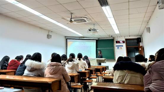 图片包含 室内, 天花板, 桌子, 房间描述已自动生成